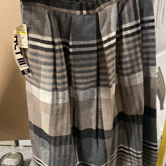 Vintage late 70 wool skirt blend 14” waist  28 “ lengths - Picture 2 of 4